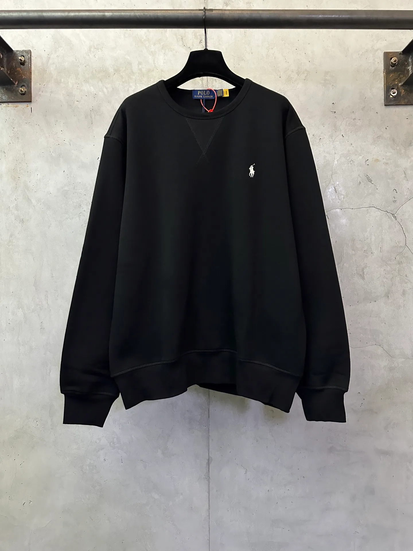 P330 Ralph Lauren logo embroidered sweatshirt. Customized cloud-like honey cotton fleece sweatshirt material. It feels delicate and comfortable against the skin. It is mainly made of deep black and is decorated with exquisite white pony logo. It is highly recognizable. Customized hardware. Thread. Accessories. Matching. Same style for men and women. -Color: Black White Blue Gray -Size: S M L XL
